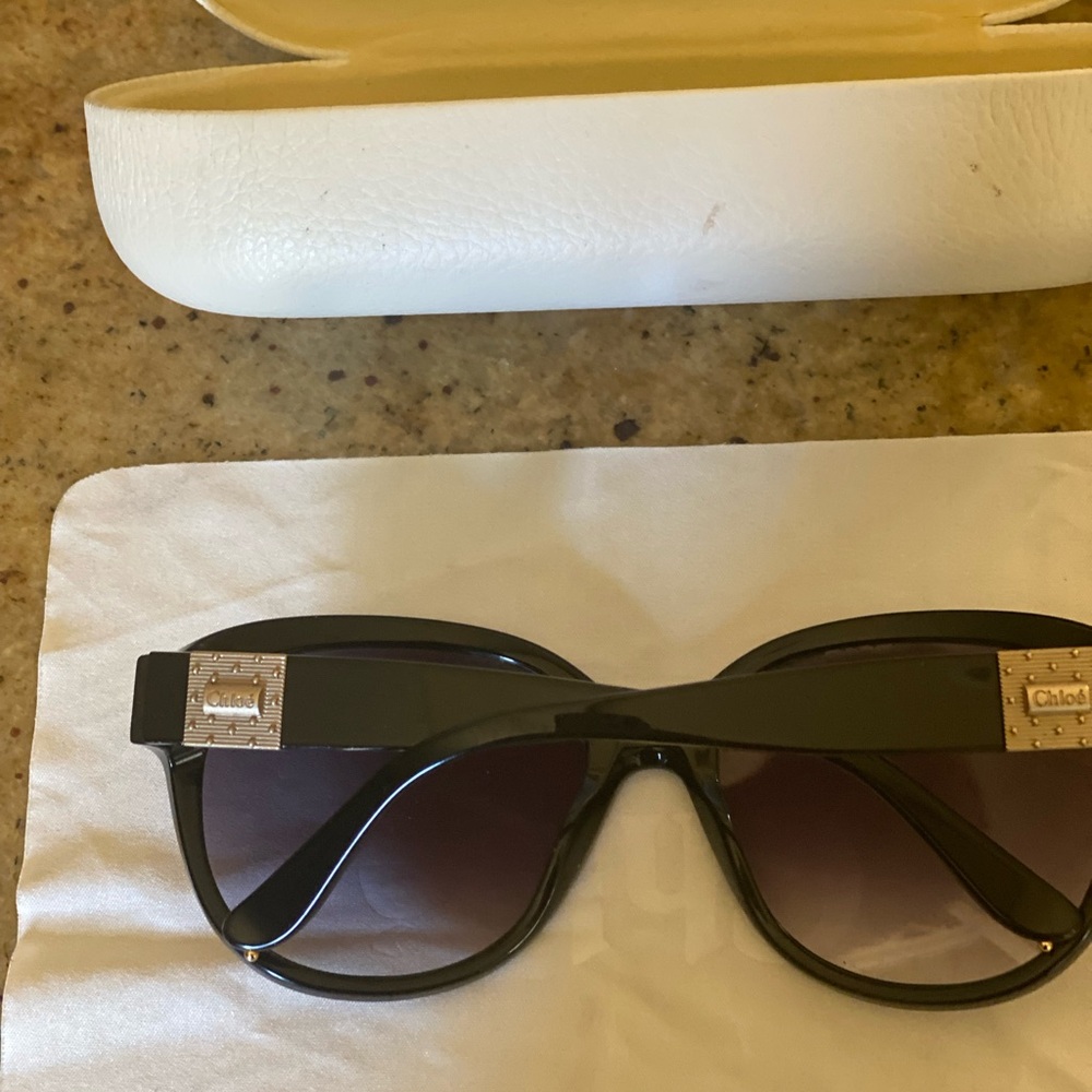 Chloe sunglasses, pristine condition. White case included and cleaning cloth